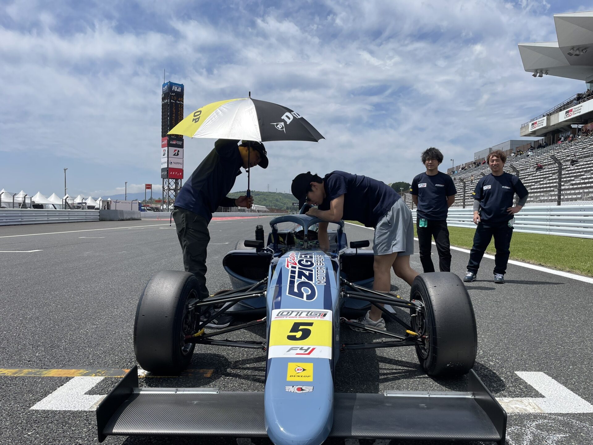 サポートドライバーの小谷選手が、静岡県の富士スピードウェイで開催された2025年FIA-F4選手権の開幕戦を迎えました。2025.5.1-4